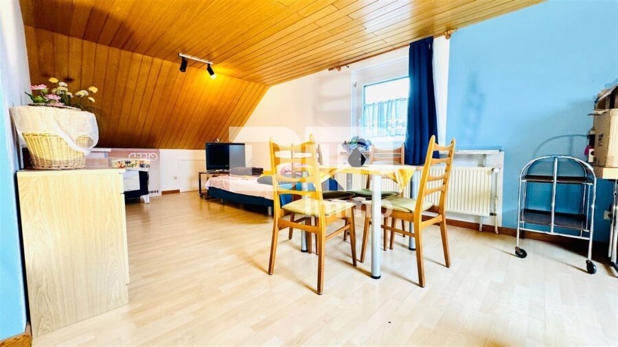 Modernisiertes Ein-/ Zweifamilienhaus inkl. PV-Anlage + Garage auf Traumgrundstück - OG / DG Reservezimmer